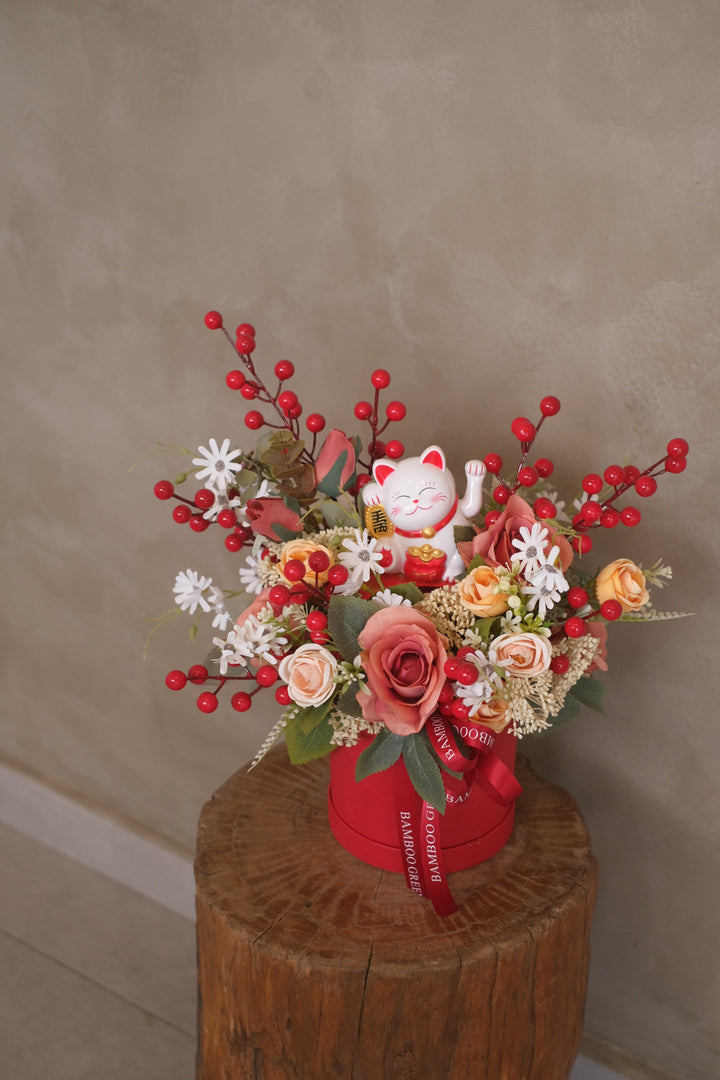 Enhance the new business space with this artificial arrangement, with a lucky cat charm nestled in between