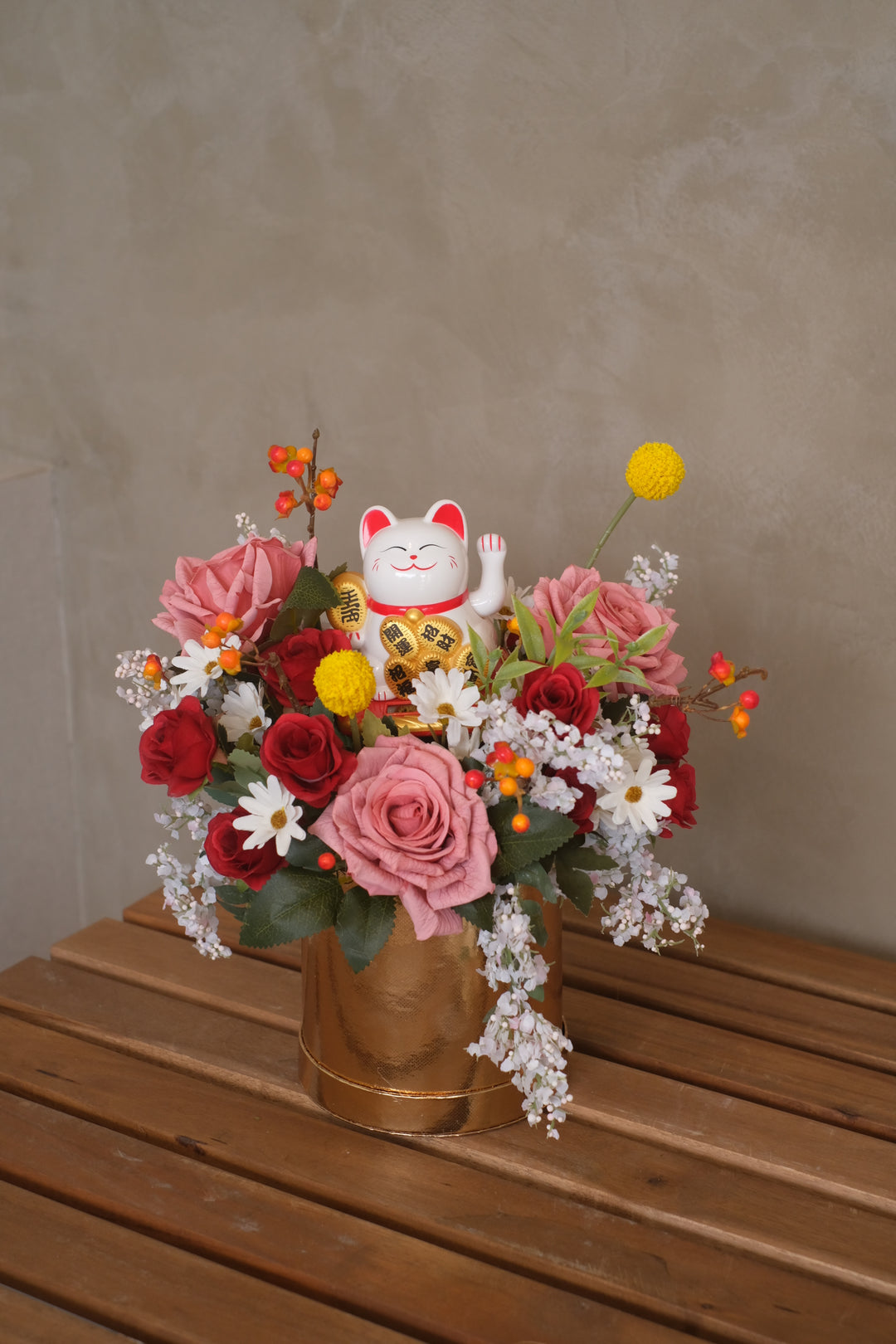 Presenting flowers at an opening event is a way to express congratulations and show support to the individuals or business undertaking this new venture. With our vibrant array of artificial flowers arranged with a figurine of a prosperous cat, symbolizing good fortune and abundance.