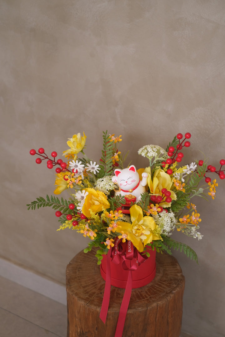 Presenting flowers at an opening event is a way to express congratulations and show support to the individuals or business undertaking this new venture. With our vibrant array of artificial flowers arranged with a figurine of a prosperous cat, symbolizing good fortune and abundance.