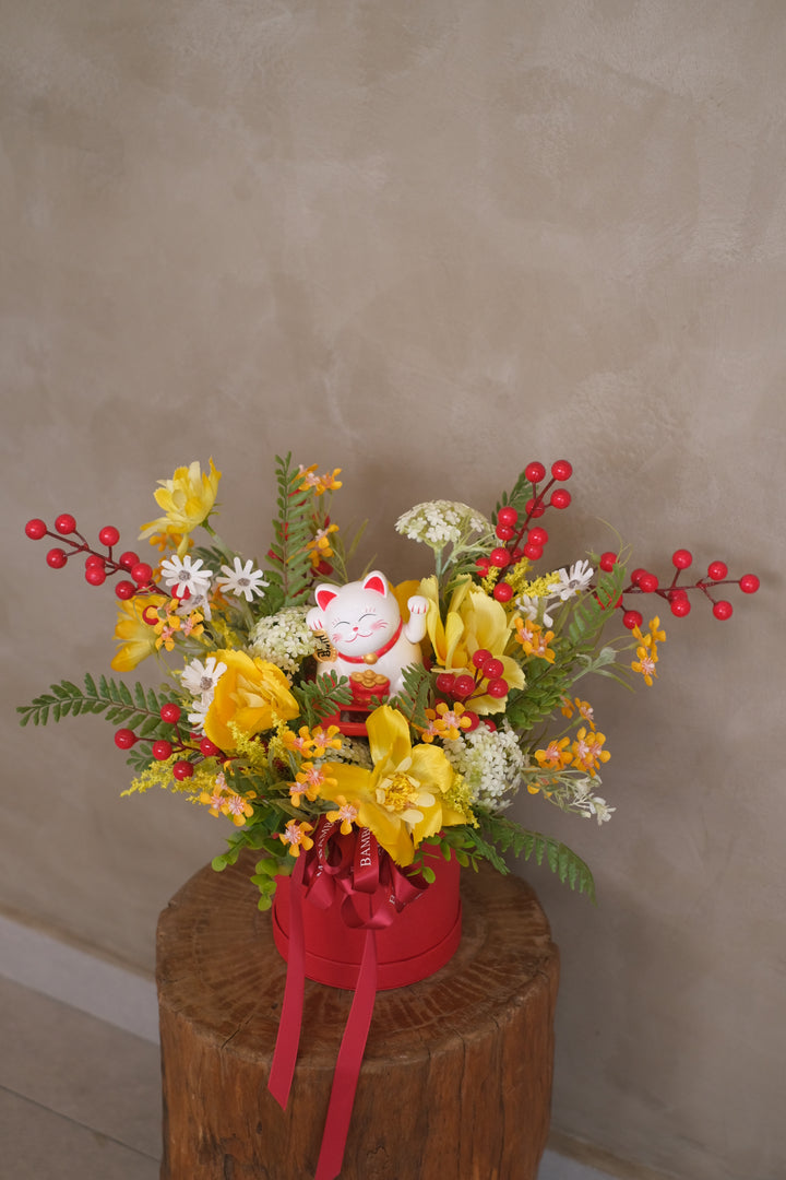 Presenting flowers at an opening event is a way to express congratulations and show support to the individuals or business undertaking this new venture. With our vibrant array of artificial flowers arranged with a figurine of a prosperous cat, symbolizing good fortune and abundance.