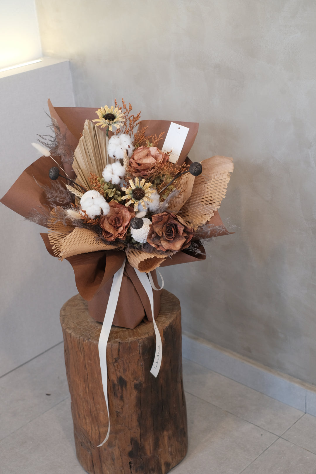 floral shop with preserved flowers, perserved flower arrangements ideas, bouquet of rose with sunflower