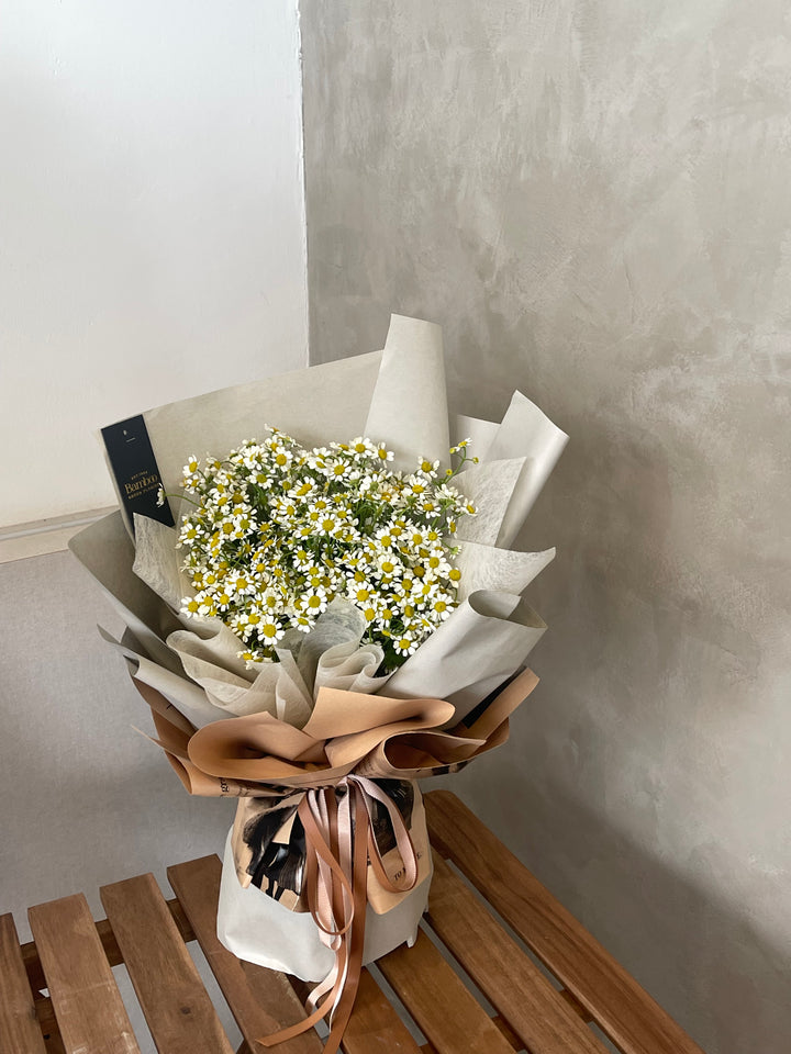 A fresh and crisp bouquet of chamomile, offering a refreshing touch of simplicity and natural charm. Order from Bamboo Green Florist for same-day delivery in Penang.