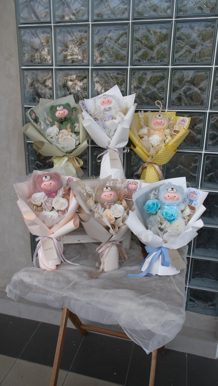 Teddy Lulu Soap Flowers – an adorable blend of everlasting soap blooms and a cuddly teddy, perfect for gifting. Order online from Bamboo Green Florist, your trusted Penang florist.