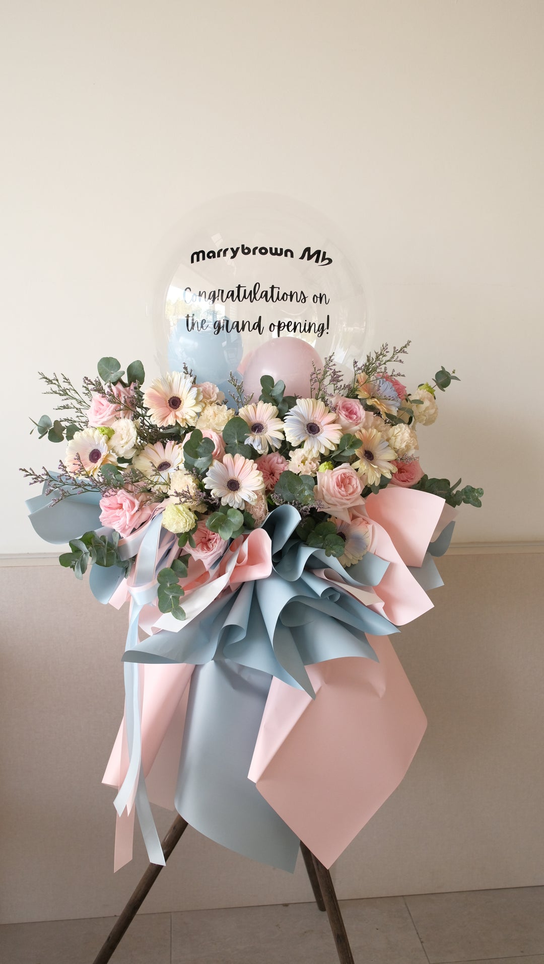 opening flowers stand with balloons