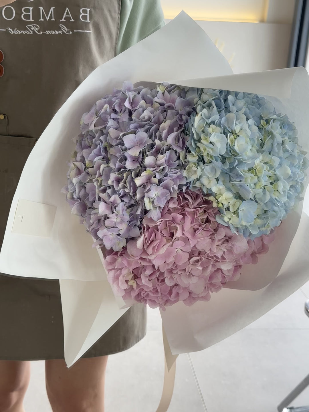 customised flower bouquet of hydrangea, idea for proposal with flowers, our recommendation for bridal bouquet