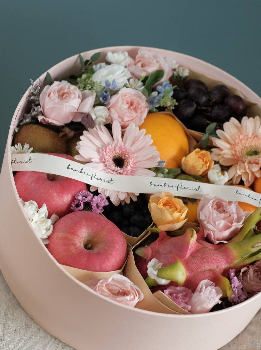 The tray where all the amazing fresh fruits & flowers went. Same day fruit basket delivery in Penang and Butterworth. Fruits included:: Fruits of the Day, 7 types of fresh exotic & seasonal fruits.     size of box : diameter 38cm x height 15cm 