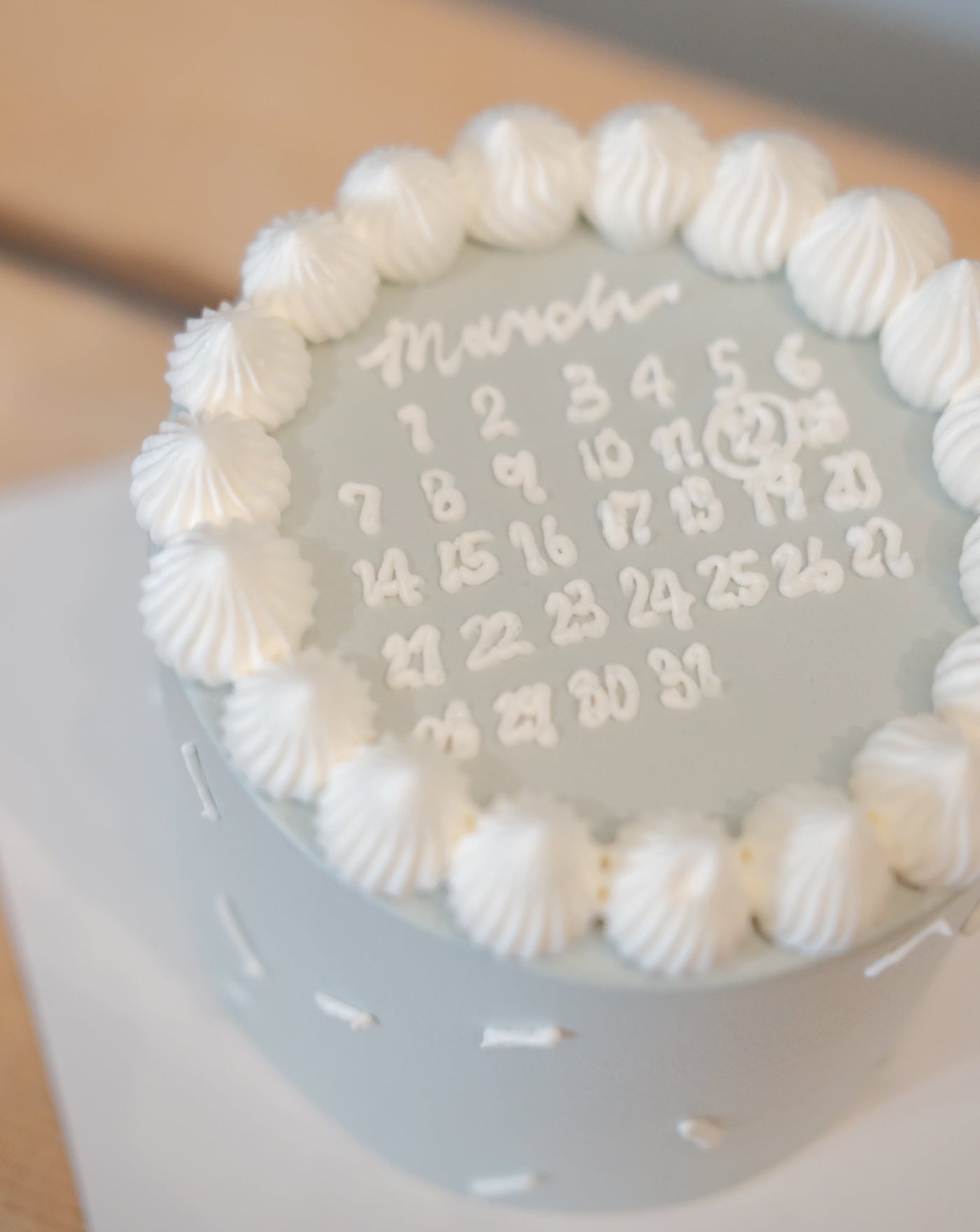 4 inches birthday calendar cake, perfect for 2-5 pax.   Our cake artisan will circle the birthday date of your recipient. Cakes delivery in Penang. 