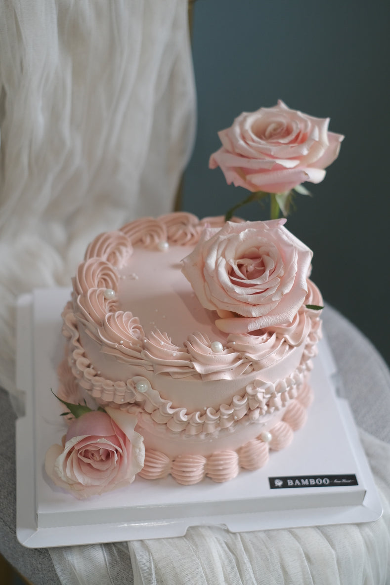 Fullfill the rosy rosy dreams with this cake, finishing off with 3 latte roses.    Serves 6 -8 pax  Diameter: 6 inches  Elegantly packed with cake box . Cake delivery in Penang. Best Cake Penang