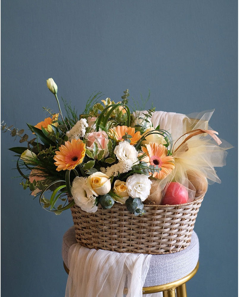 A lovely traditional country woven basket full to the brim of fresh and juicy fruit and fresh daisies in soft pastel theme. The finest grapes, apples, pears and oranges comprise a delicious and wholesome gift that will be appreciated by all. Same day fruit basket delivery in Penang and Butterworth.