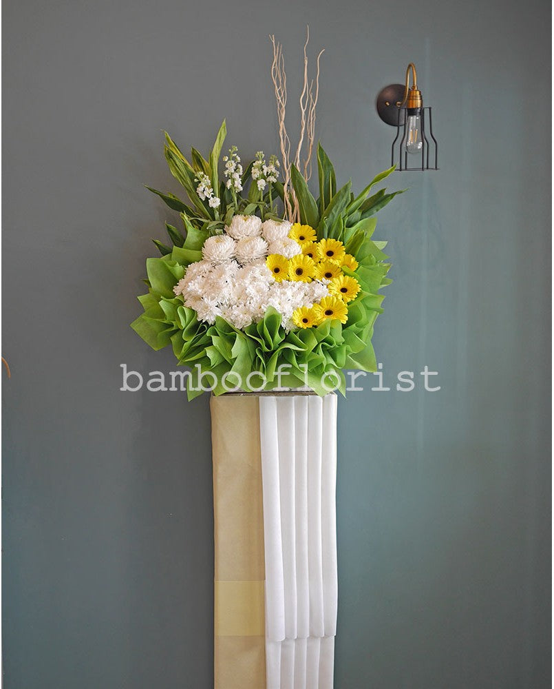 Let the family members know you care and understand with a simple gesture with the funeral condolences comprises with matthiola, daisies, white chrysanthemums and pompoms. For same day condolences flowers delivery in Penang.  