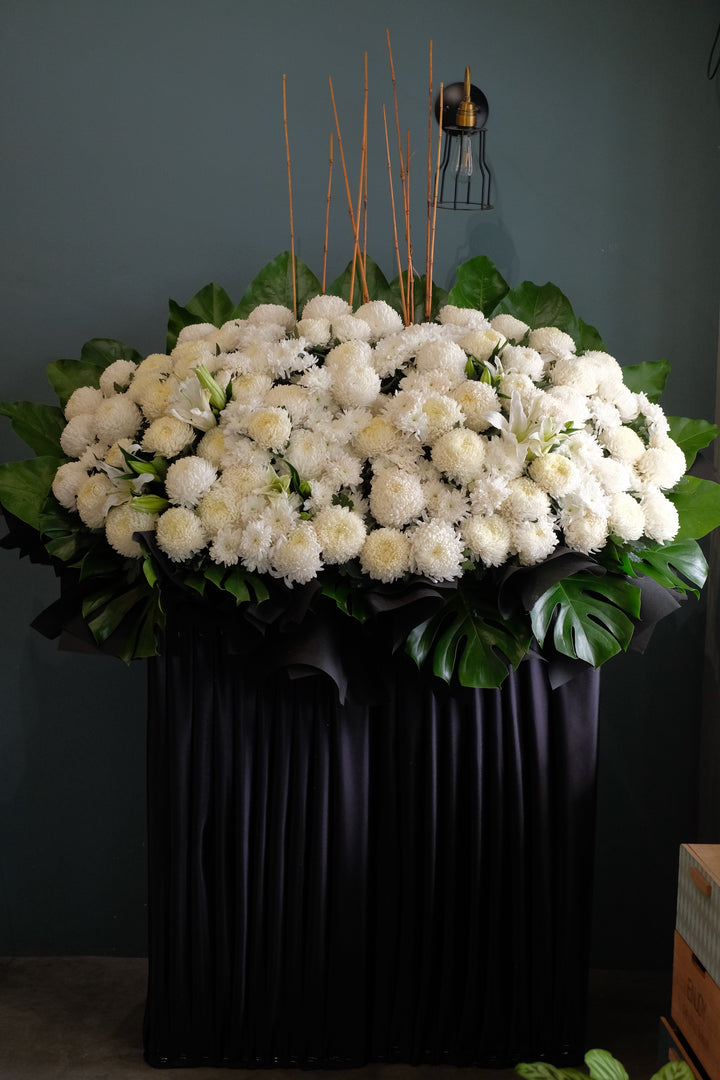 Honor the deceased with the glorifying condolences standing bouquet. Condolences flower delivery in Butterworth.