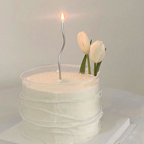 6" minimalist cake with fresh tulips. Cakes in Penang  NOTE:  Strictly 3 days order in advance, deliveries limited to Island & Mainland Penang, Sungai Petani, Nibong Tebal, Jawi & Kulim. 