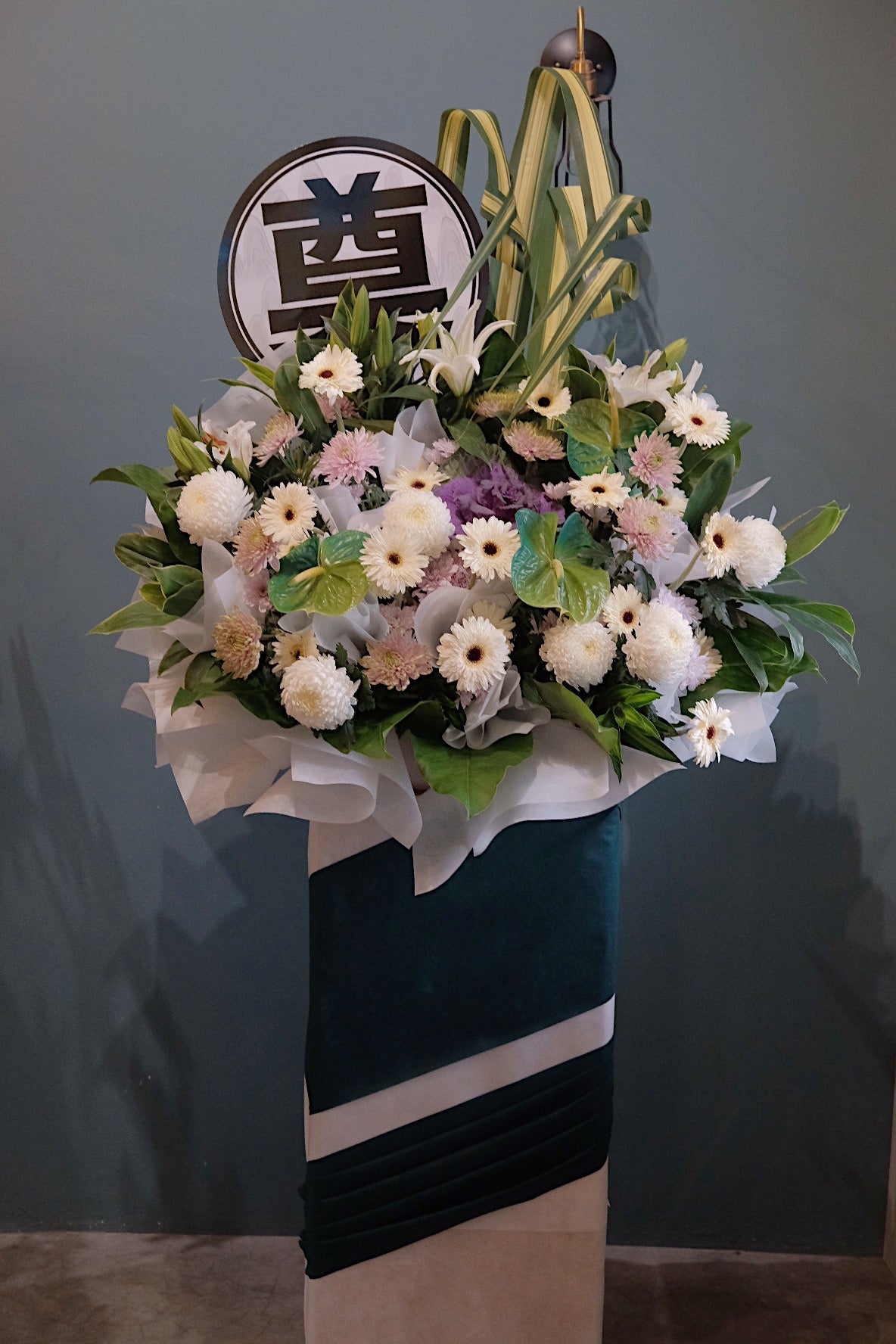 white daisies and chrysanthemums, dondolences flower penang, flowers for funeral, alternative to flower chimp penang, same day delivery flower