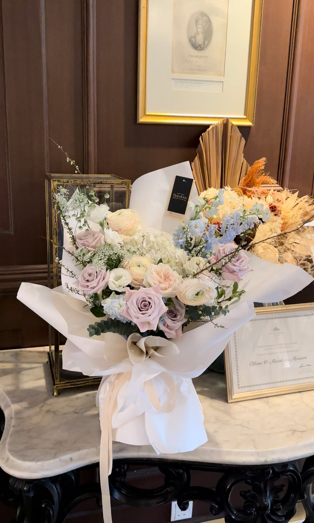 Omakase (お任せ) is a Japanese phrase that means “I'll leave it up to you”.   Leave it to us to create an original design bouquet that is inspired by botanical things, floral therapy.    