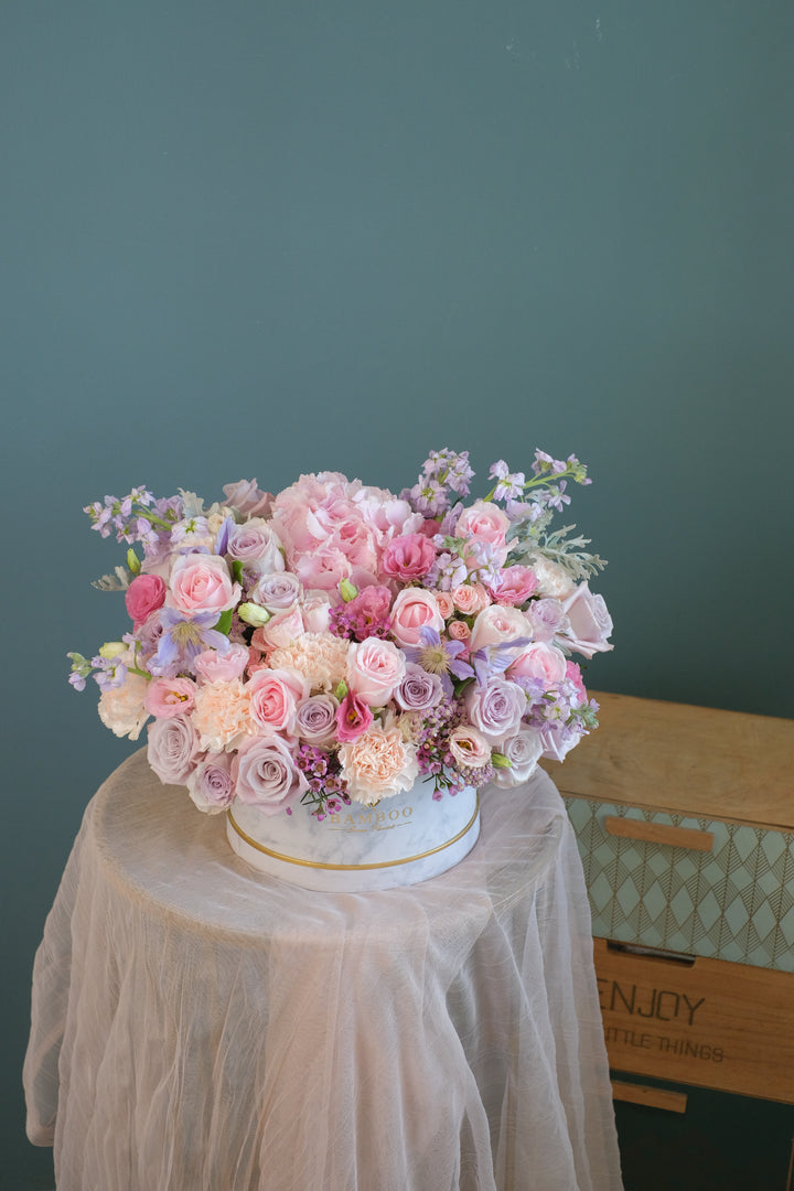 Omakase (お任せ) means “I’ll leave it up to you.” Our florist curates soft pastel blooms to soothe, support & show love. Same-day delivery in Penang. Order online!