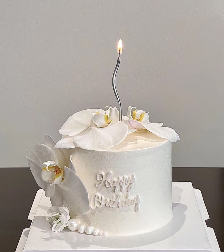  An intricately-detailed cakes, making them the go-to for a taste of this trend, with florals finishing touch. 5 inches tall cake. Best Cake Penang, Cake delivery in Penang.