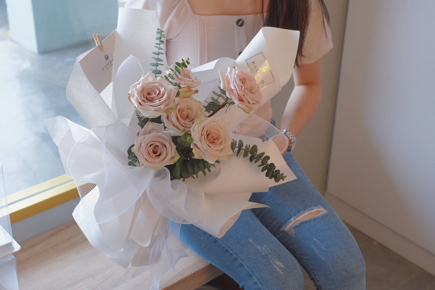 8 stalks roses in nude quicksand colours, blushes perfectly and beautifully. Same day bouquet delivery in Penang by online florist Bamboo Green Florist. 