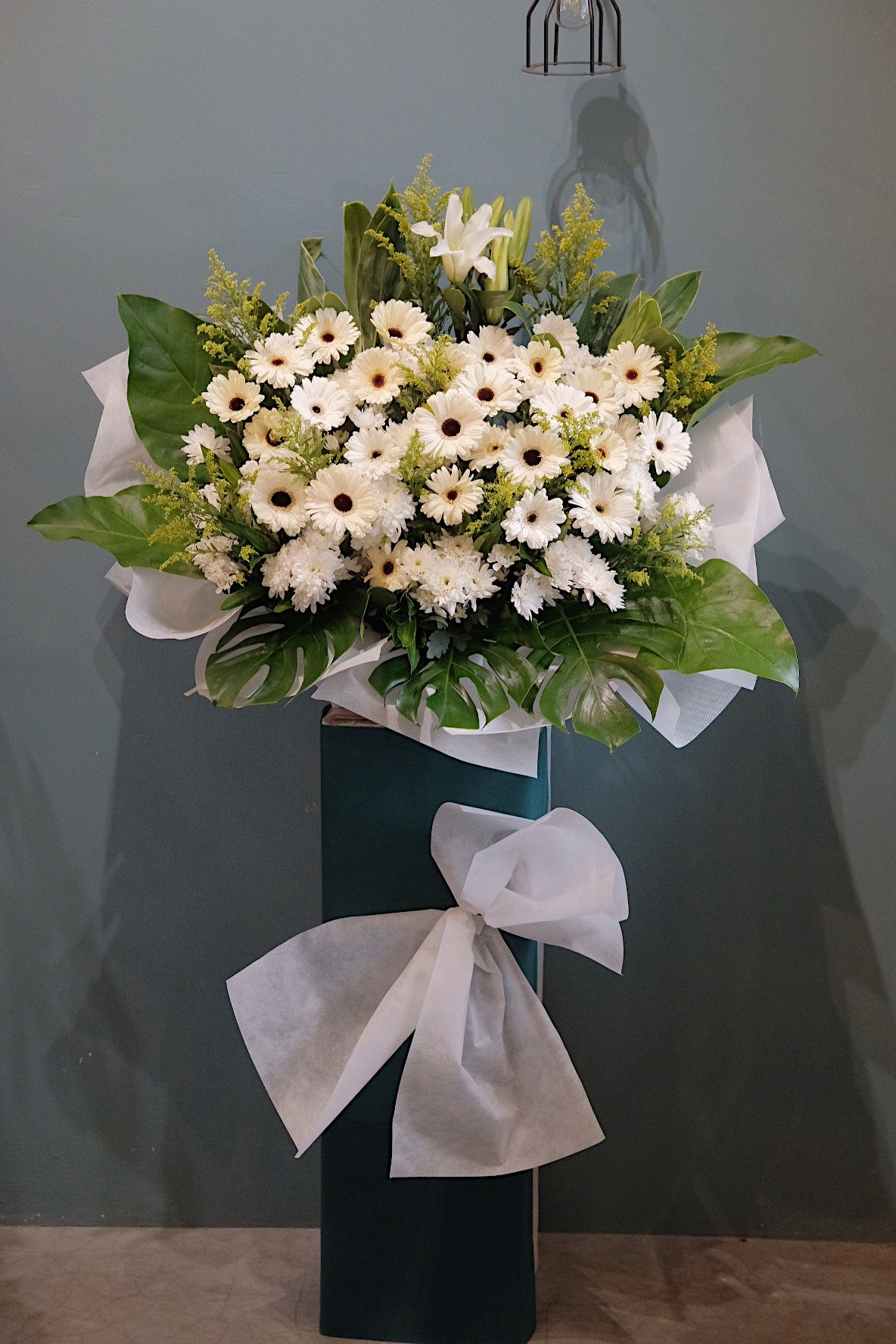 When a loved one or friend leaves us, it is never easy. At times, we may be lost for words, or fail to find the right ones to articulate our comfort and condolences. Say it with flowers, graceful and universally understood. For same day condolences flowers delivery in Penang.