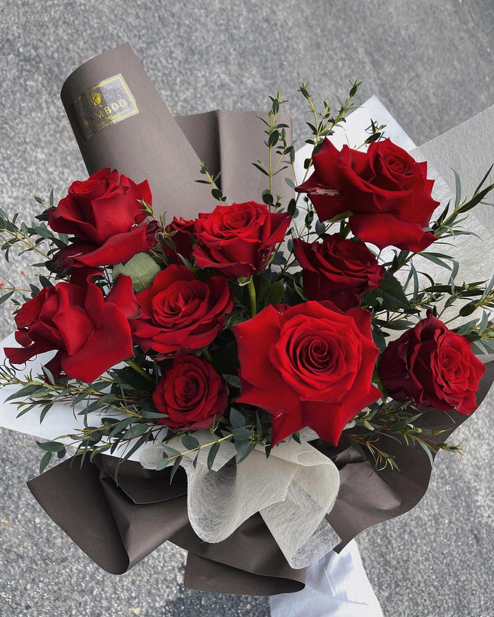 12 stalks red roses wrapping with brown paper, order online from Bamboo Green Florist