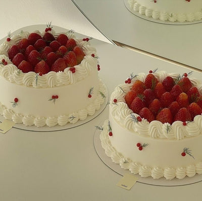 Cakes in penang, Sit tight and packed with a pinky strawberry sponge and topped with strawberries, truly berry-licious , 6 inches cake. Cakes delivery in Penang.