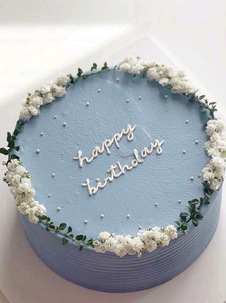 "6-inch cake topped with baby's breath – a delicate and elegant creation by Bamboo Green Florist. Perfect for any occasion in Penang. Order now for delivery!