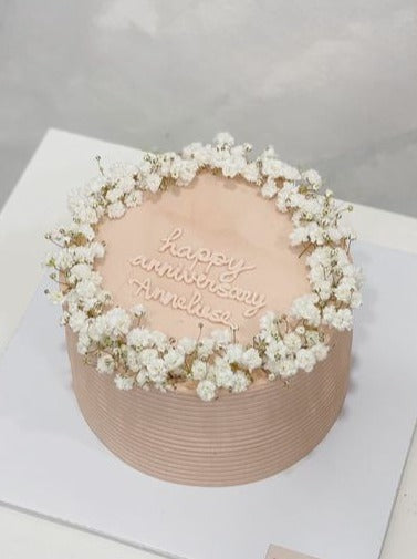 "6-inch cake topped with baby's breath – a delicate and elegant creation by Bamboo Green Florist. Perfect for any occasion in Penang. Order now for delivery!