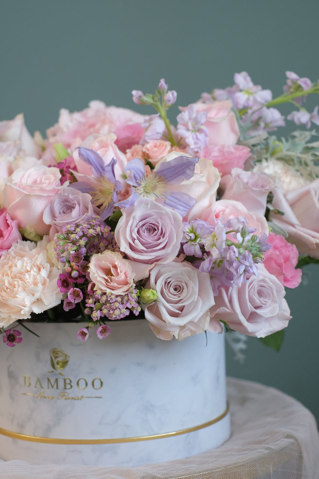 Omakase (お任せ) means “I’ll leave it up to you.” Our florist curates soft pastel blooms to soothe, support & show love. Same-day delivery in Penang. Order online!
