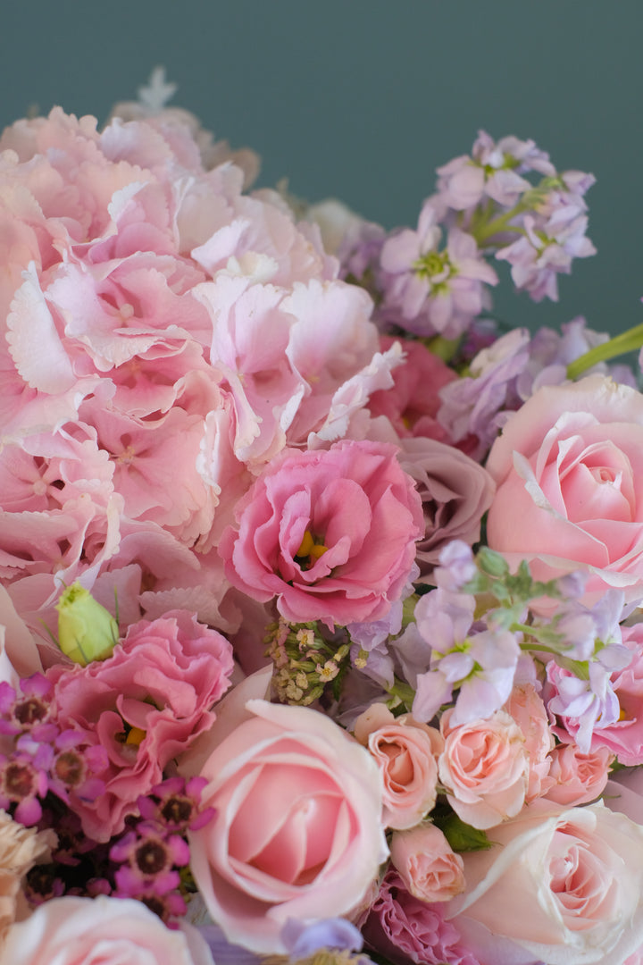 Omakase (お任せ) means “I’ll leave it up to you.” Our florist curates soft pastel blooms to soothe, support & show love. Same-day delivery in Penang. Order online!