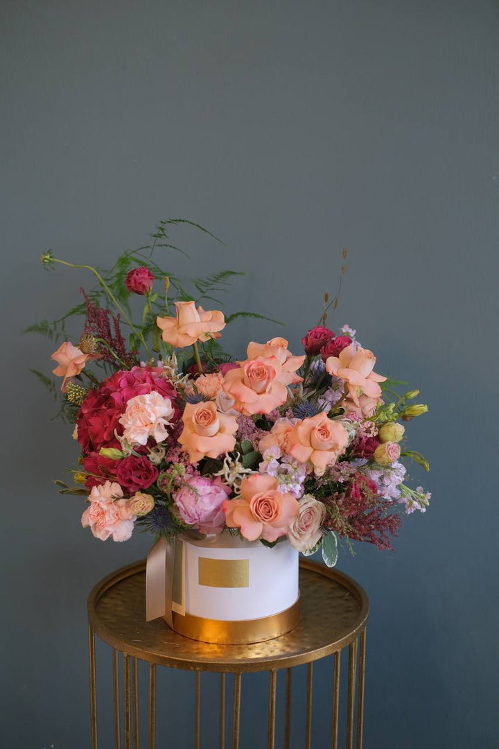 Omakase (お任せ) means "I’ll leave it up to you." Our Penang florist curates vintage elegant blooms with flowers of the day. Same-day delivery, order online now!