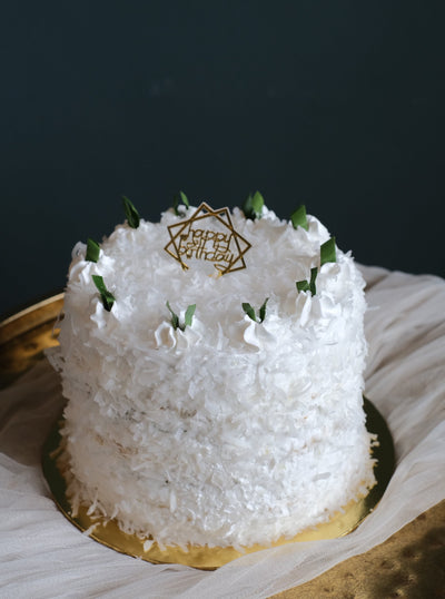 You can’t resist testing out these new creations of your favourite traditional decadent desserts for a sweet pick-me-up. Cakes in Penang. Cake delivery in Penang.   Pure Pandan and coconut infused cake layers filled with Homemade Gula Melaka caramel and bits, Coconut Cream Frosting, desiccated coconut as finishing.
