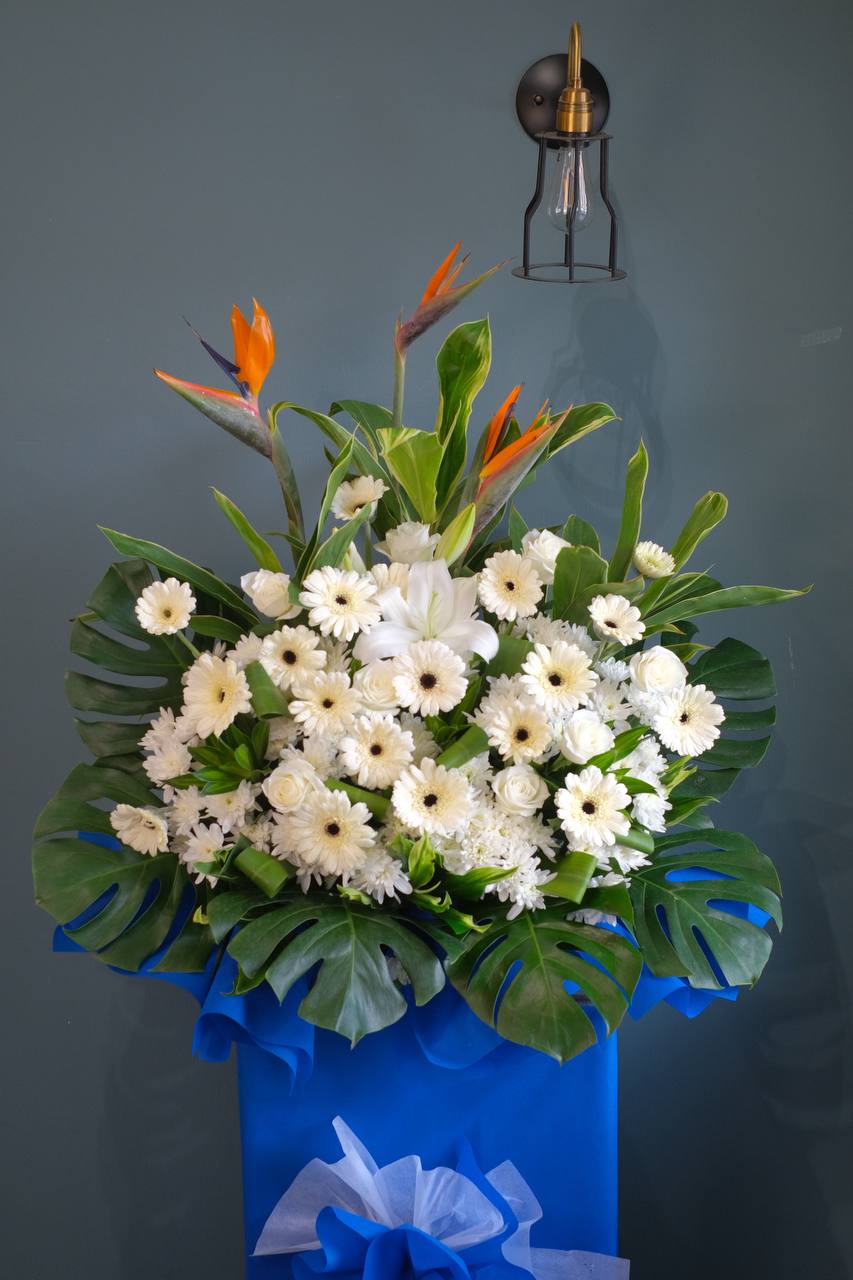 When a loved one or friend leaves us, it is never easy. At times, we may be lost for words, or fail to find the right ones to articulate our comfort and condolences. Say it with flowers, graceful and universally understood. For same day condolences flowers delivery in Penang.  