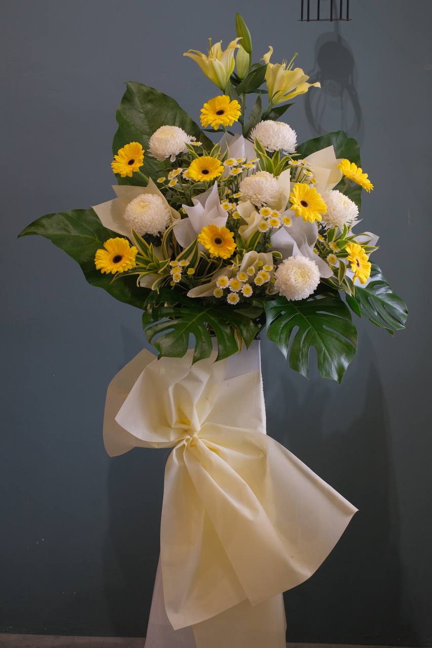 Featuring fresh lilies, daisies & chrysanthemums to honor the deceased and shine to lift spirits up. For same day condolences flowers delivery in Penang.