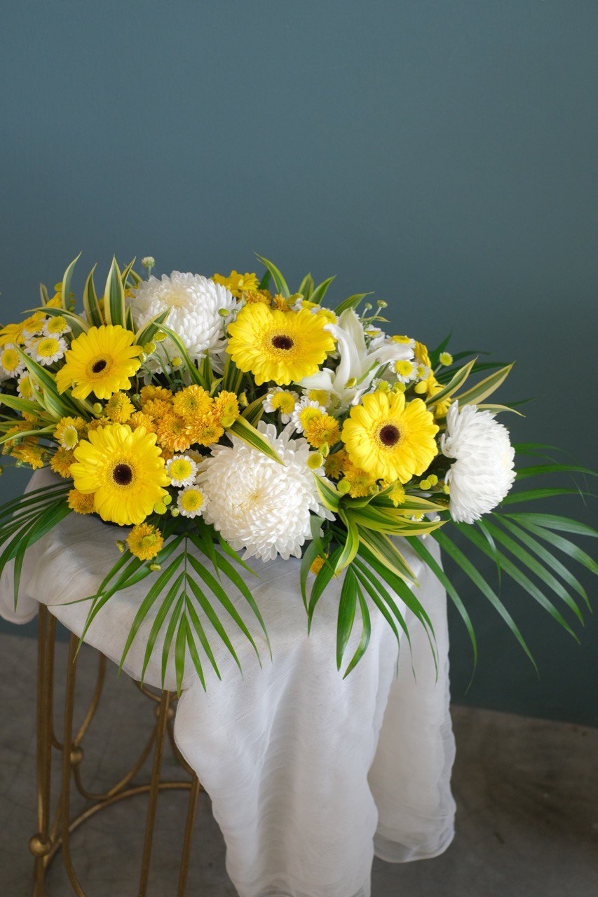Funeral flowers spray in light and harmony colours with designer choice of flowers. For same day condolences flowers delivery in Penang.