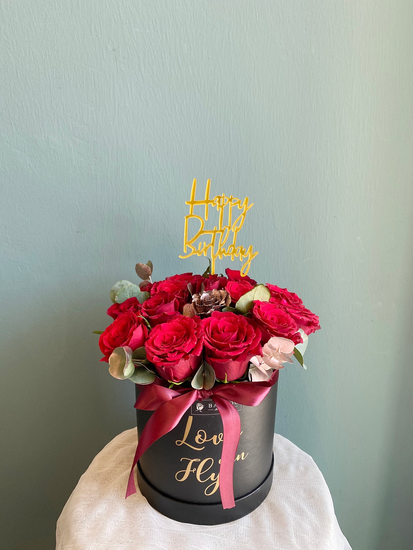 Featuring a simple yet stunning velvety red roses blooms & a gold rose in a black box.   Photo shown is standard.